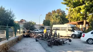 Kamyon Elektrik Direğini Yıktı, Kaçtı