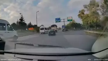 Gebze'de Bariyerlere Çarpan Otomobilin Kaza Anı Görüntülendi