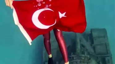 Şahika Ercümen'den Zafer Bayramı Dalışı