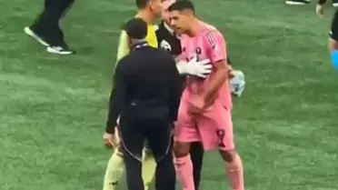 Yumruk attı, tükürdü! Luis Suarez kupa maçında ortalığı birbirine kattı
