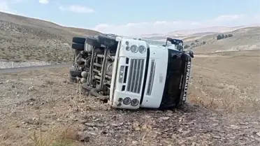 Tekman'da Kamyon Devrildi, Sürücü Yaralandı