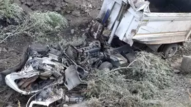 Erzurum'da Kamyon Şarampole Devrildi