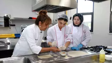 MasterChef Türkiye Yarışmacısı Ayten Saner Geleneksel Tepsi Mantısını Öğrencilerle Hazırladı