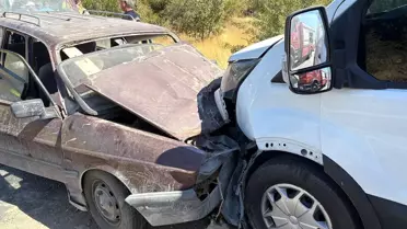 Kula'da Trafik Kazası: İki Sürücü Yaralandı