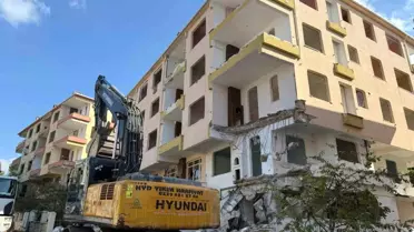 Büyükçekmece'de Kentsel Dönüşüm: Deprem Riski Taşıyan 9 Blok Yıkıldı