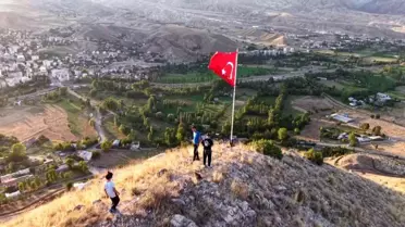 Bayrak Sevdalıları Dağa Tırmandı