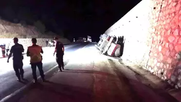 Asit Yüklü Tanker Devrildi, Sürücü Ağır Yaralandı