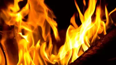 Ten rengini beğenmediği eşini diri diri yakarak öldürdü