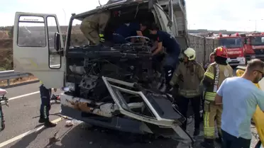 Kamyonet TIR'a Çarptı, Sürücü Sıkıştı