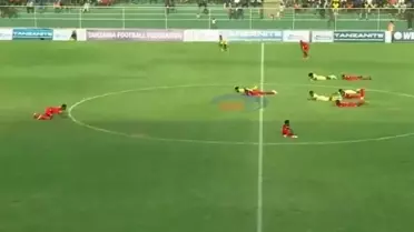 Tüm futbolcular yere yattı! Yeşil sahalarda panik anları