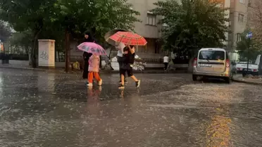 Turgutlu'da Sağanak, Sokaklar Suyla Doldurdu