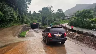 Arhavi'de Sağanak Sonrası Tünel Yolu Trafiğe Kapandı