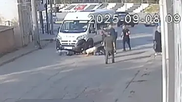 Anne ve oğlu minibüsün altında kaldı