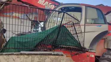 Körfez'de Freni Boşalan İş Makinesi Kaza Yaptı