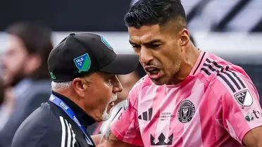 Rakibine tüküren Luis Suarez'e men cezası