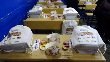 Sultanbeyli'de 9 Bin Öğrenciye Kırtasiye Seti Hediye Edildi