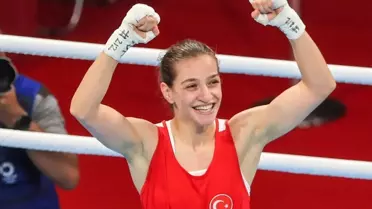 Buse Naz Çakıroğlu, Dünya Boks Şampiyonası'nda çeyrek finale yükseldi