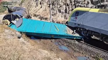 Malatya'da Treni Çarpışması: 1 Makinist Yaralı