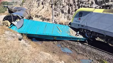 Malatya'da Yük Trenleri Kafa Kafaya Çarpıştı: 1 Yaralı