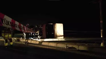 Tuzla'da Kamyonet Aydınlatma Direğine Çarptı
