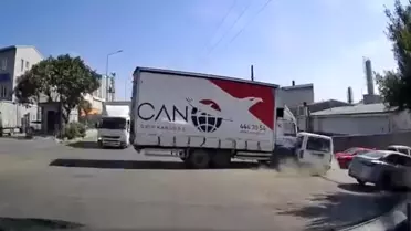 İstanbul'da Kaza: Kamyon Hafif Ticari Araca Çarptı