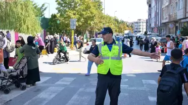 Esenyurt Belediyesi, Okul Önlerinde Öğrenci Güvenliğini Sağlıyor