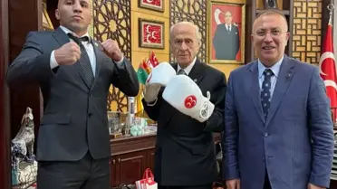 MHP lideri Devlet Bahçeli gardını aldı, boks eldivenleriyle poz verdi