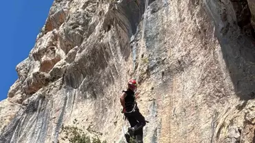 Uçurumda Mahsur Kalan Keçi İtfaiye Ekiplerince Kurtarıldı