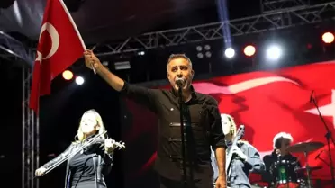 Haluk Levent, 27. Uluslararası Elma Tarım ve Kültür Festivali'nde Coşkuyla Sahne Aldı