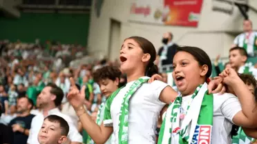 Osmangazi Belediye Başkanı, Bursaspor Maçını İlk Kez İzleyen Çocukları Stadyuma Götürdü