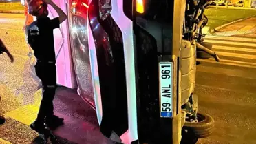 Edremit'te Trafik Kazası: Kamyonet Devrildi