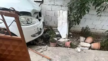 Muratlı'da Otomobil Bahçe Duvarına Çarptı