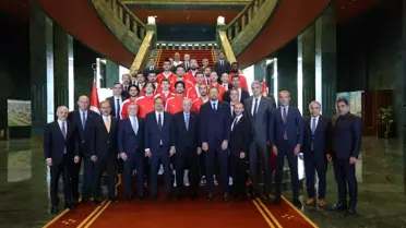 Cumhurbaşkanı Erdoğan, A Milli Erkek Basketbol Takımı'nı Kabul Etti