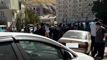 Hakkari'de Freni Patlayan Çekici Kaza Yaptı