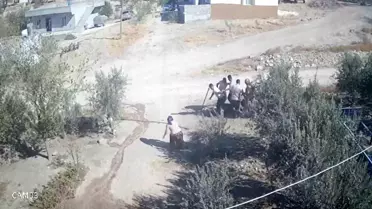Kafasını taşla ezmek istediler, karısı düşünmeden müdahale etti