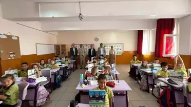 Gediz Belediye Başkanı Öğrencilere Kırtasiye Hediyeleri Verdi