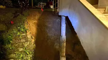 Artvin'den sağanak yağış sonrası istinat duvarı çöktü! 3 bina tahliye edildi