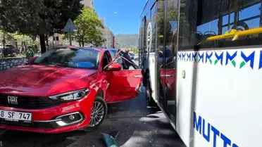 Muğla'da Otomobil Kapısına Belediye Otobüsü Çarptı