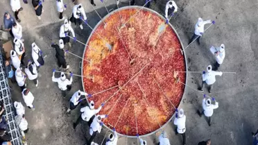 Afyon'da 1930 kilo ağırlığındaki sucuklu yumurtayla dünya rekoru kırıldı
