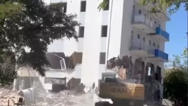 Depremzedeler İçin Eski Emniyet Binası Yıkıldı