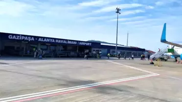 Gazipaşa Havalimanı'nda Rüzgar Sebebiyle Sefer İptalleri