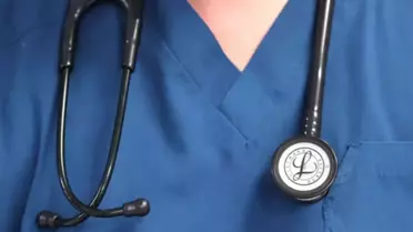 Mahkemeden ameliyatı yarıda bırakıp hemşire ile ilişkiye giren doktor hakkında skandal karar