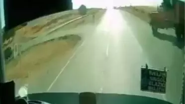 Kırşehir'de Otobüs ve Kamyonet Çarpıştı