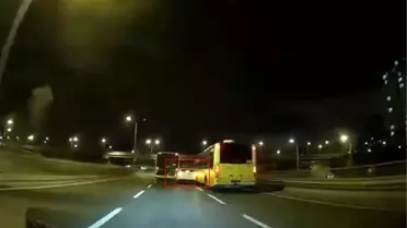 Başakşehir'de Kaza: Otomobil İki Otobüse Çarptı