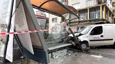 Kontrolden Çıkan Araç Otobüs Durağına Çarptı