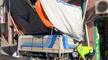Üsküdar'da Kamyonet Ganyan Bayisine Daldı