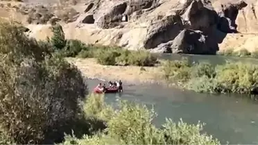 Elazığ'da Beyhan Barajı'ndan Açılan Kapaklar Mahsur Kalan 4 Kişiyi Tehdit Etti
