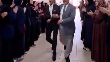 Emekli Öğretmen Alkışlarla Uğurlandı