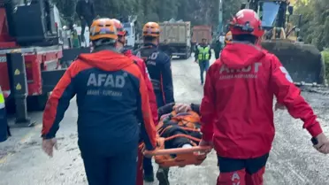 Çöken Yoldan Hastalar İple Kurtarıldı
