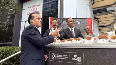 Bakan Kacır, New York'ta Türk Vatandaşlarına Simit İkram Etti